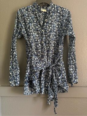 ANN MASHBURN • ditsy floral tie front button down top blue white - Medium